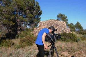 Un càmera de TV3 enregistrant imatges de la barraca del Jaume de la Cota