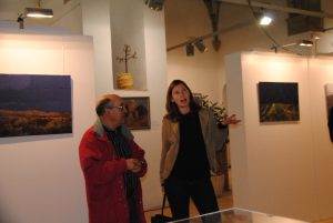 L'artista, Ingrid Rosewald i el Miquel Anguera inaugurant l'exposició