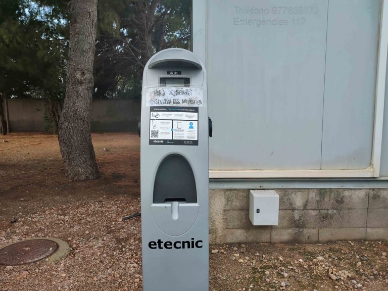 EL CARREGADOR DE COTXES EL CTRICS A MONT ROIG NO FUNCIONA DES DE 